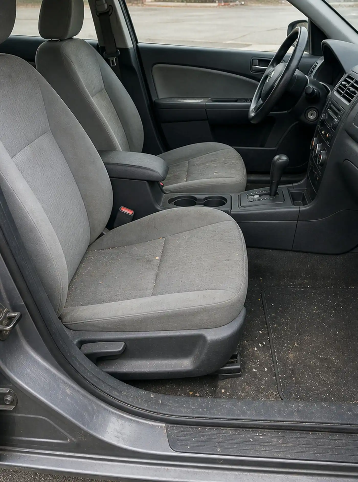 Imagen generada de prueba del estado anterior de un interior de auto