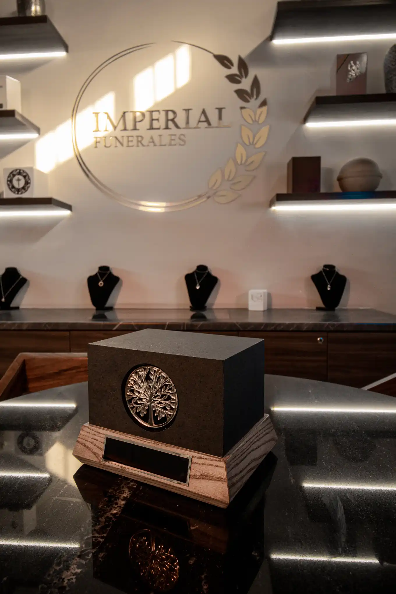 Interior elegante para atención y acompañamiento a familias