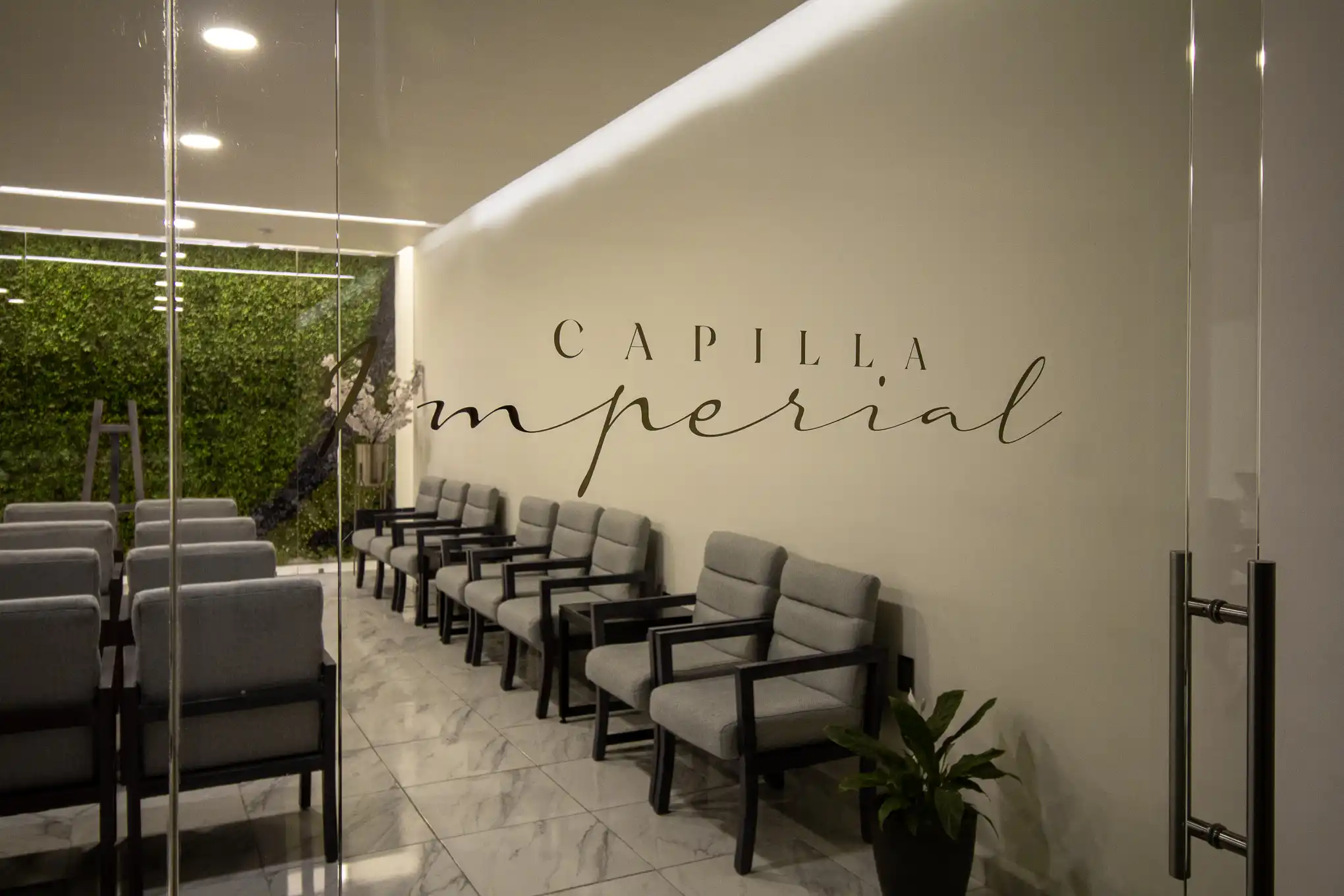 Flores blancas con luz cálida en un espacio de despedida respetuosa